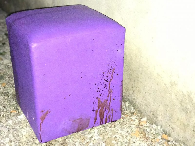 Vitor estava sentado no puff quando foi alvejado &mdash; Foto: Arquivo/ND