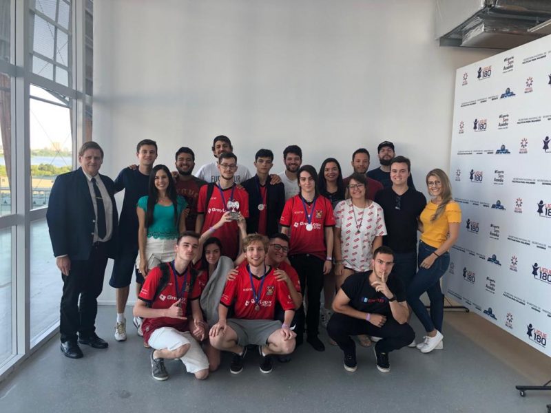 Delega&ccedil;&atilde;o catarinense “Alvinho e os Esquilos” com as medalhas e trof&eacute;u de vice-campe&atilde;&nbsp; – Felipe Zaleski/Divulga&ccedil;&atilde;o/ND