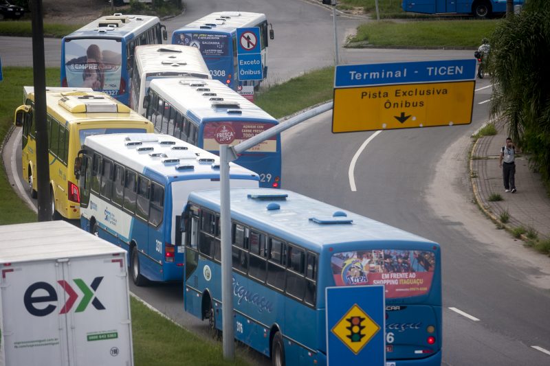 Corredor exclusivo para ônibus chegou a ser adotado na ponte Colombo Salles, mas acabou não sendo fiscalizado e respeitado pelos demais motoristas