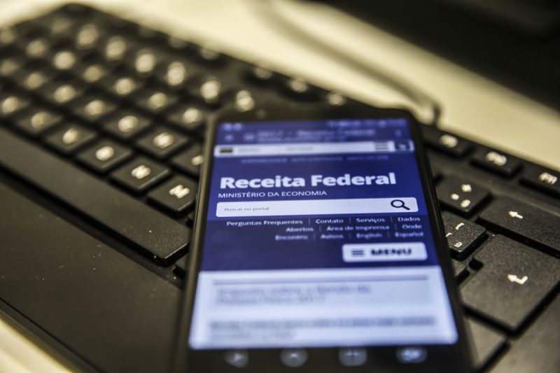O projeto prorroga para 31 de julho o prazo para entrega da declaração do Imposto de Renda