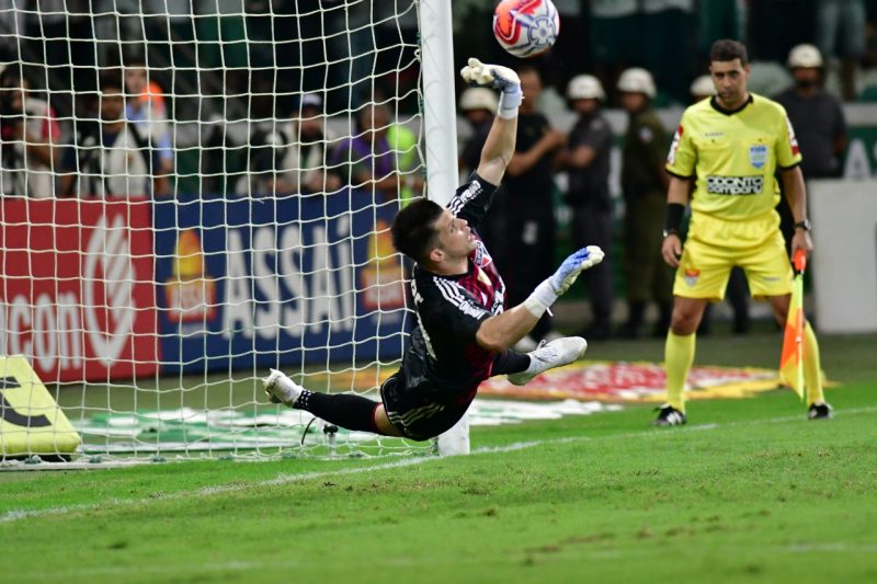 Goleiro do S&atilde;o Paulo, Tiago Volpi defendeu duas cobran&ccedil;as do Palmeiras na decis&atilde;o por p&ecirc;naltis no Allianz Parque – Foto: Leandro Bernardes/Framephoto/Estad&atilde;o Conte&uacute;do