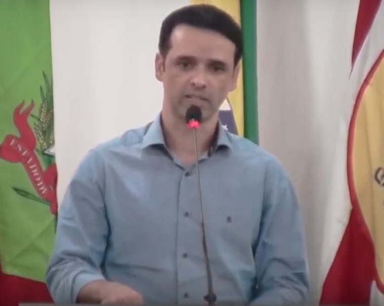 O vereador Marcos da Rosa (DEM) parabenizou o prefeito pelo veto ao dia do Orgulho LGBT&nbsp; – Reprodu&ccedil;&atilde;o/Imprensa CMB