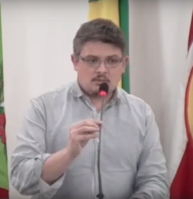 O vereador Bruno Cunha (PSB), que &eacute; homossexual, votou contra o veto e disse que o prefeito deveria ter vetado a proposta parcialmente – Reprodu&ccedil;&atilde;o/Imprensa CMB