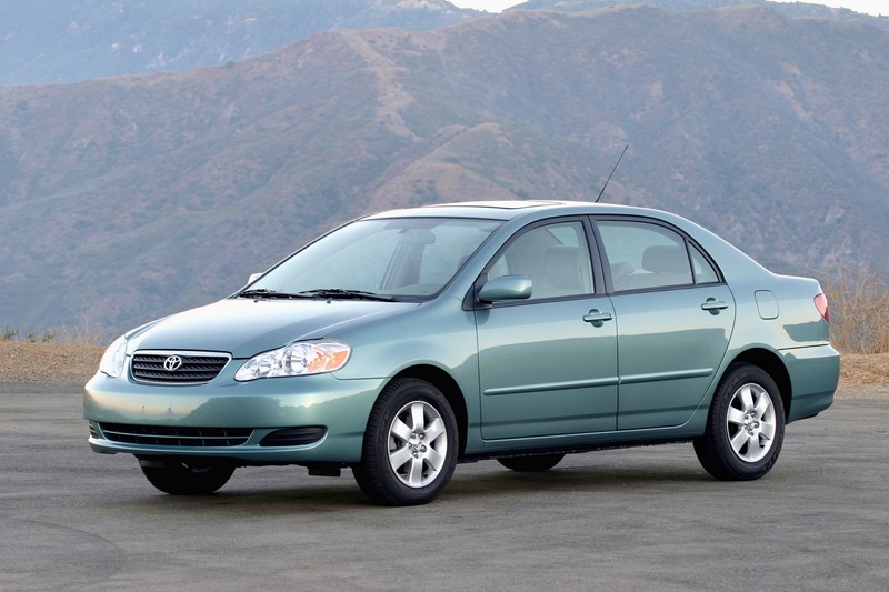 Toyota Corolla: a má fixação do tapete do carro fazia o item deslizar e travar o pedal de aceleração do veículo. Algumas unidades aceleraram sozinhas e causaram acidentes graves. A Toyota convocou mais de 100 mil unidades brasileiras para fazer manutenções no sistema de fixação dos tapetes e explicar a forma ideal de posicioná-los - Foto: Divulgação - Foto: Divulgação/Garagem 360/ND