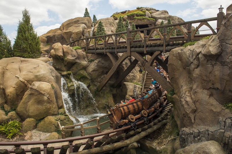 As atrações mais legais do Magic Kingdom - Dedicada aos fãs de "Branca de Neve e os Sete Anões" (1937), a montanha-russa Seven Dwarfs Mine Train foi inaugurada em 2014. Ao som da música mais marcante da animação, os visitantes percorrem cenários incríveis a bordo dos carrinhos. Durante o trajeto, que conta com curvas animadas, dá para ver os anões trabalhando em sua mina, a bruxa malvada e até a Branca de Neve - Divulgação - Divulgação/Rota de Férias/ND