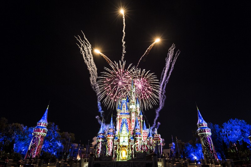Em 2017, o famoso show Wishes, que ficou anos em cartaz no Castelo da Cinderela, foi substituído pelo Happily Ever After. A atração logo conquistou o público com projeções que incluem animações mais recentes, como "Frozen - Uma Aventura Congelante" (2013) e "Moana: Um Mar de Aventuras" (2016). De quebra, é impossível não curtir a pirotecnia e sincronia dos fogos de artifício - Divulgação - Divulgação/Rota de Férias/ND