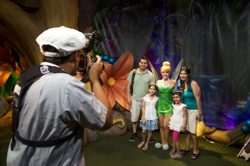 Quem quer tirar fotos com personagens como Mickey, Minnie ou Sininho precisa dar uma passadinha no Town Square Theater, que fica logo na entrada do parque. Vale ressaltar que o local é o único ponto de encontro com personagens do Magic Kingdom que aceita entradas com FastPass+ (opção de fila rápida) - Divulgação - Divulgação/Rota de Férias/ND