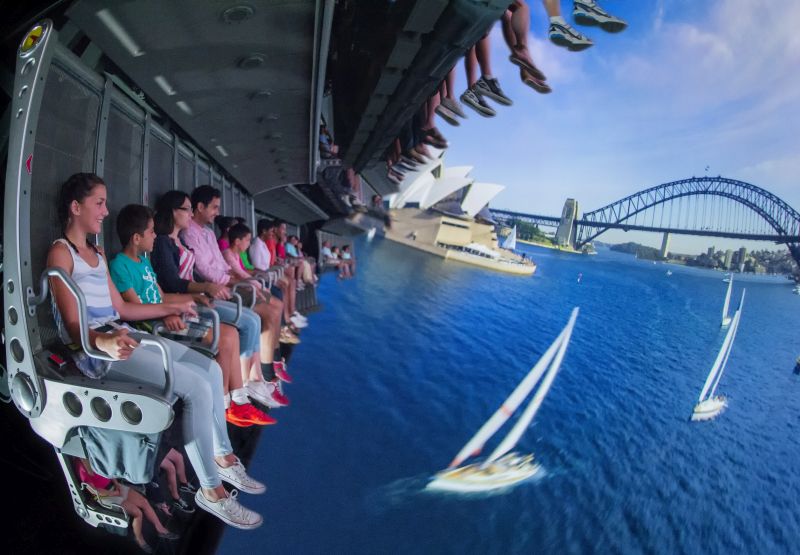 A Soarin' é uma espécie de simulador que recria a experiência de voar com uma asa delta. Os visitantes sobrevoam algumas das maravilhas do mundo e passam por cenários incríveis. Não deixe de ir! - Divulgação - Divulgação/Rota de Férias/ND