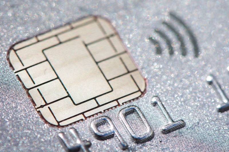 Cartões com Chip (1990): Os cartões de tarja magnética haviam sido um enorme sucesso, mas a tecnologia era especialmente vulnerável à clonagem e, com isso, o número de fraudes era crescente. O chip acrescentou ao plástico a capacidade de armazenar e processar informações, devidamente protegidos por protocolos criptográficos no próprio terminal POS, o que proporcionou um aumento considerável na segurança das transações. - Crédito: kuhnmi via Visual hunt / CC BY/33Giga/ND