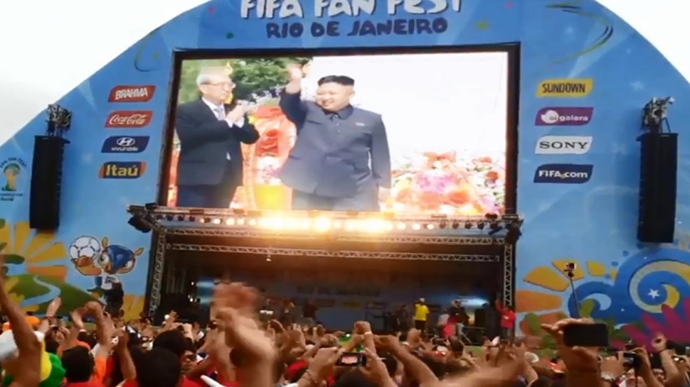 Coreia do Norte campeã mundial: A Coreia do Norte é vencedora da Copa do Mundo 2014. Com uma campanha perfeita, vencendo todos os jogos, o país conquistou o tão cobiçado troféu, para a alegria dos seus habitantes. Tal notícia foi divulgada pelo canal Korea News Backup, do YouTube. A ideia de que Kim Jong-un estava manipulando sua população logo se espalhou pelo mundo. Entre os jornais que divulgaram o escândalo estavam O Globo, Metro UK e The Wall Street Journal. Mas tudo não passou de uma brincadeira do site Não Salvo e seu criador Maurício Cid. - Crédito: Reprodução Internet/33Giga/ND