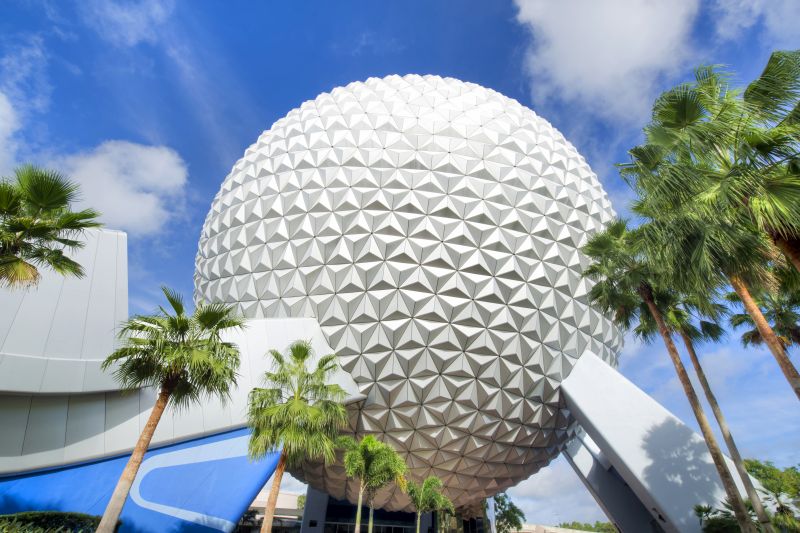 Principais destaques do Epcot - A atração Spaceship Earth é o símbolo mais famoso do Epcot, em Orlando, nos EUA. A aventura rola dentro da esfera e leva os visitantes a uma viagem pelo tempo. O passeio começa na época pré-histórica, passa pelo Egito antigo e mostra como as pessoas vão viver no futuro - Divulgação - Divulgação/Rota de Férias/ND