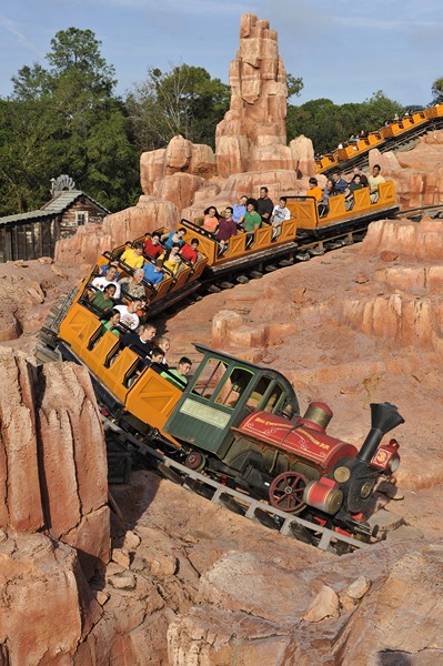 A montanha-russa Big Thunder Mountain Railroad é ideal para quem quer curtir o passeio em família. Apesar de não ser muito radical, o percurso é bem bacana e explora o cenário de uma antiga mina de ouro - Divulgação - Divulgação/Rota de Férias/ND