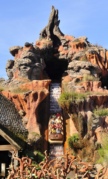 A Splash Mountain é um daqueles brinquedos que fazem muito sucesso nos dias de calor. Os visitantes sobem a bordo de barquinhos de madeira, que começam o trajeto passando por diversas partes da montanha e exibindo personagens da Disney. No final do percurso, a galera desce uma rampa molhada a 65 km/h e toma banho. Até quem tenta se esconder da água acaba um pouco molhado, por isso, vale a pena levar uma muda extra de roupas - Divulgação - Divulgação/Rota de Férias/ND