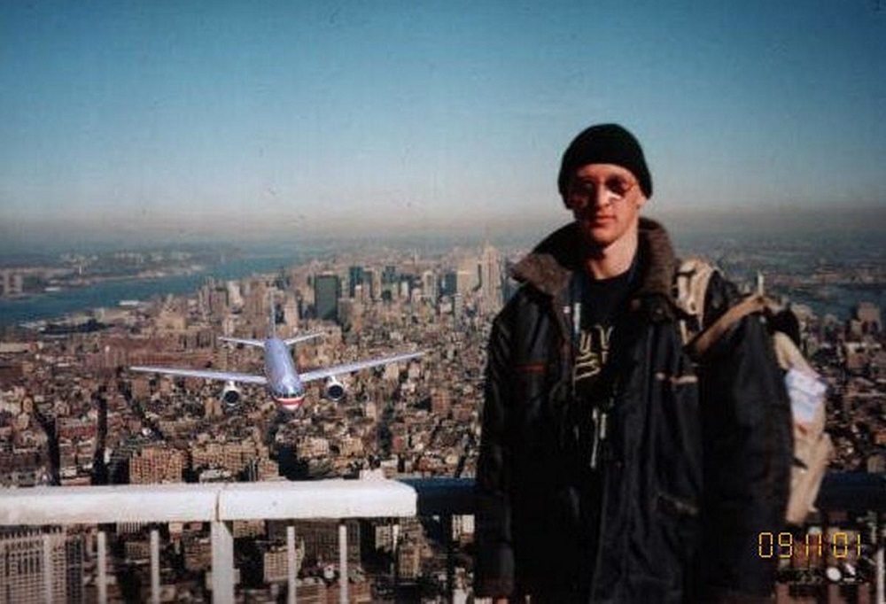 Tourist Guy: Meses após o ataque às Torres Gêmeas, foi compartilhada uma foto de um turista no topo do World Trade Center antes dos aviões colidirem. Os últimos minutos de vida do rapaz foram motivo de comoção pelo Brasil e mundo. A imagem até foi divulgada em grandes veículos de comunicação. Acontece que ela era falsa. Foi apenas uma brincadeira de mau gosto. O mais curioso é que um brasileiro disse que era ele na fotografia. Pegadinha do Mallandro! Era um húngaro. - Crédito: Reprodução Internet/33Giga/ND