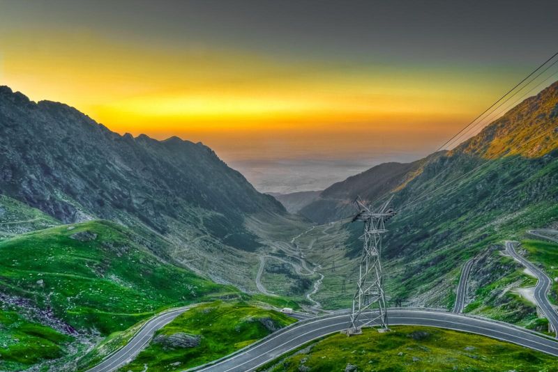 A Transfagarasan, na Romênia, funciona como uma ligação entre as partes sul e o norte do país. A rodovia, que passa pelo meio das montanhas Fagaras, conta com cenários magníficos e curvas fechadas. No total, o motorista roda por 90 quilômetros - Foto: Cristi B via VisualHunt.com / CC BY-NC-ND - Foto: Cristi B via VisualHunt.com / CC BY-NC-ND/Garagem 360/ND