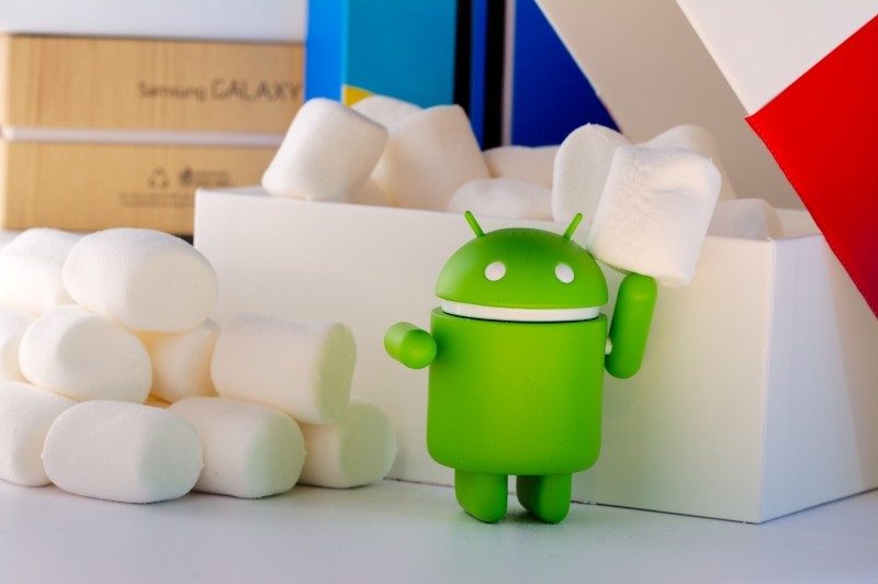Plataformas Móveis (2007): Em junho de 2007, ocorre o lançamento do iPhone, pela Apple. Em novembro, um consórcio liderado pelo Google lança o sistema operacional Android. O surgimento das duas plataformas abriu um grande espaço de possibilidades para os pagamentos móveis, que se tornariam o centro das atenções na década seguinte. - Crédito: Visualhunt/33Giga/ND
