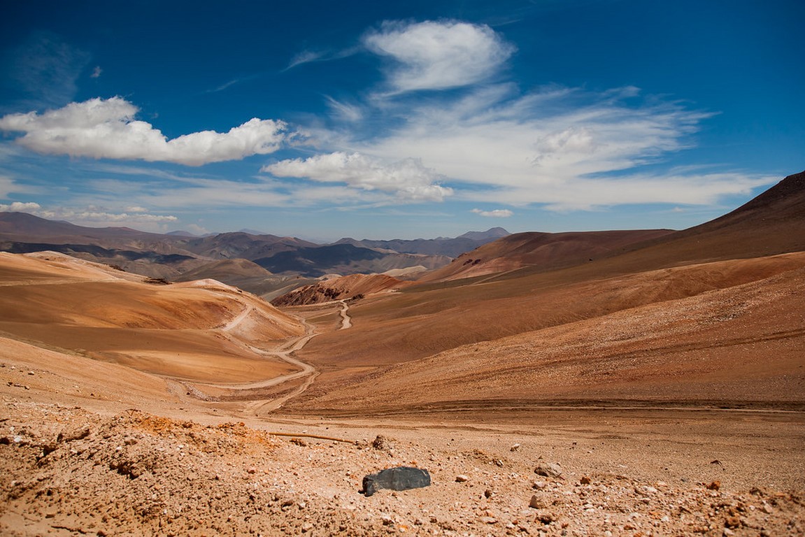 Quem quer conhecer as belezas do deserto do Atacama deve ficar hospedado na cidade de San Pedro de Atacama. De lá, é possível fazer as principais atividades da região, que variam desde visitas a gêiseres até trilhas noturnas para observar o céu mais limpo do mundo - @bibiweb on Visual Hunt / CC BY-NC-ND - @bibiweb on Visual Hunt / CC BY-NC-ND/Rota de Férias/ND