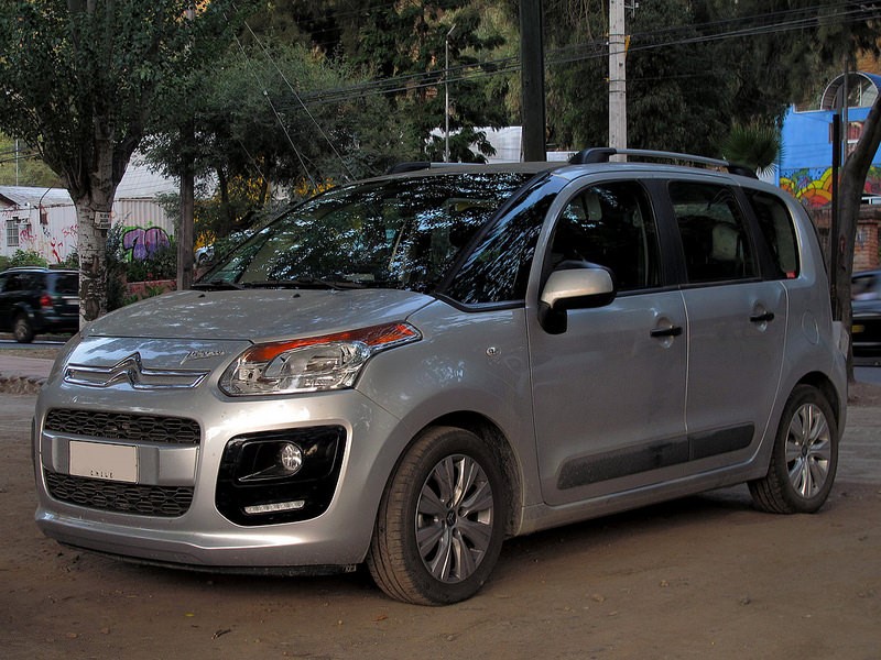 Citroën C3 Picasso: em 2011, 22 unidades da Inglaterra foram chamadas para recall por conta de um motivo um tanto o quanto exótico: quando o passageiro da frente pisava com força no assoalho do carro, era possível acionar o sistema de frenagem sem querer. Isso acontecia porque as versões inglesas tinham os volantes e pedais migrados para o lado direito da cabine, mas o mecanismo continuava passando por baixo do forro do assoalho da parte esquerda (do passageiro). A solução foi reforçar o isolamento dos fios - Foto: RL GNZLZ via VisualHunt / CC BY-SA - Foto: RL GNZLZ via VisualHunt / CC BY-SA/Garagem 360/ND