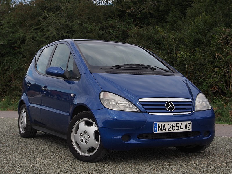 Mercedes-Benz Classe A: durante seu lançamento mundial em 1997, o modelo capotou quando participava do “teste do desvio do alce". Para evitar que a situação se repetisse, a montadora implantou um sistema eletrônico de estabilidade e fez mudanças na suspensão sem alterar o valor final do carro - Foto: Carlos Octavio Uranga via Visualhunt.com / CC BY-NC-ND - Foto: Carlos Octavio Uranga via Visualhunt.com / CC BY-NC-ND/Garagem 360/ND