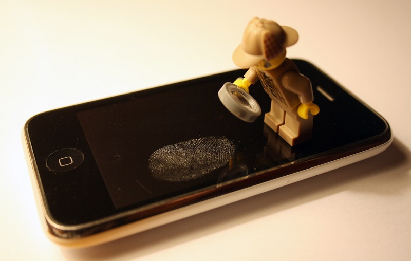 Pagamentos Autenticados Por Biometria (2014): Durante o evento de lançamento do iPhone 6, a Apple anunciou o Apple Pay, solução de pagamento móvel combinado a uma carteira digital, em parceria com a American Express, MasterCard e Visa. O sistema utiliza a tecnologia NFC para substituir cartões de crédito e débito em terminais POS habilitados para comunicação sem fio, com a adição de um segundo fator de autenticação via biometria (Touch ID), PIN ou senha. - Crédito: CJ Isherwood via VisualHunt.com / CC BY-SA/33Giga/ND