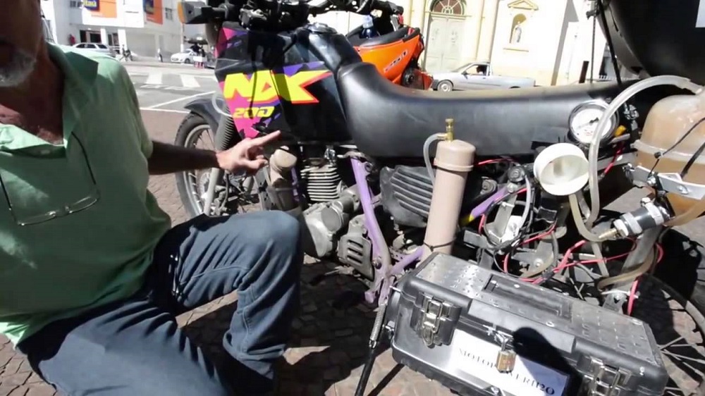 Moto movida a água: A história de um aposentado na cidade de Itu (SP) que criou um motor que funcionava com água do Rio Tietê e fazia mais de 500 quilômetros com um litro invadiu a internet em 2015. Amplamente compartilhado e divulgado em portais de notícia, não demorou muito para investigarem a fundo o caso e descobrirem que era uma farsa. Isso porque a bateria da moto precisa ser recarregada para que o sistema funcione de fato. - Crédito: Reprodução Internet/33Giga/ND