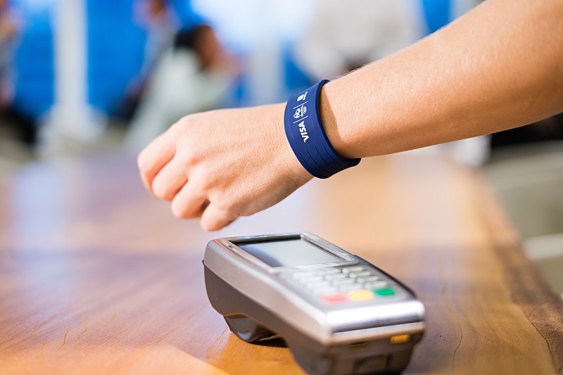 Wearables (2014): A popularização dos wearables expandiu o universo dos pagamentos móveis para muito além dos smartphones e terminais POS. Em junho de 2014, a Barclaycard lançou a pulseira de pagamentos bPay. Em setembro, a Apple anunciou que o Apple Pay estaria integrado ao recém-lançado Apple Watch. Em novembro, o smartwatch Pebble passava a disponibilizar pagamentos via PayPal. - Crédito: Divulgação/33Giga/ND