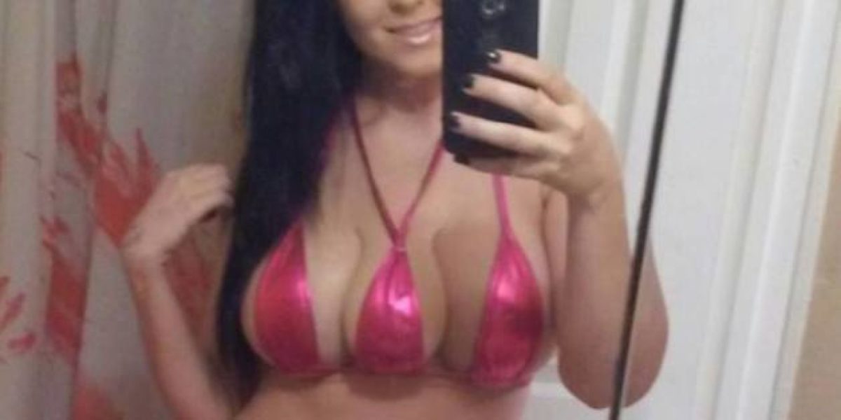 Terceiro seio: Uma jovem norte-americana se transformou em um viral da internet após implantar um terceiro seio e dizer que gastou US$ 20 mil na prótese. A garota foi desmascarada depois de ter sua bagagem roubada no Aeroporto Internacional de Tampa, na Flórida (EUA). Após prenderem os suspeitos, a polícia local revelou que encontrou a prótese falsa na mala. - Crédito: Reprodução Internet/33Giga/ND