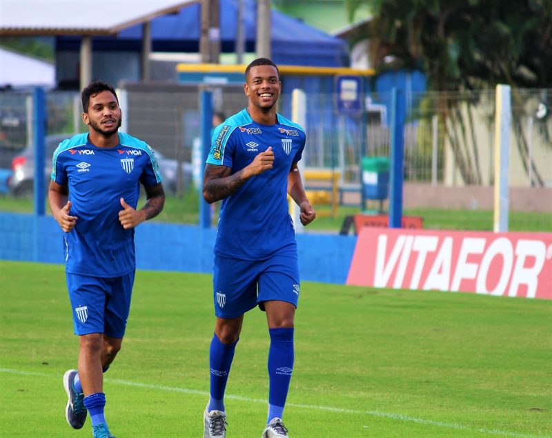 Caio Paulista (direita) estar&aacute; dispon&iacute;vel no elenco do Fluminense – Foto: Andr&eacute; Palma Ribeiro/Ava&iacute; FC/ND