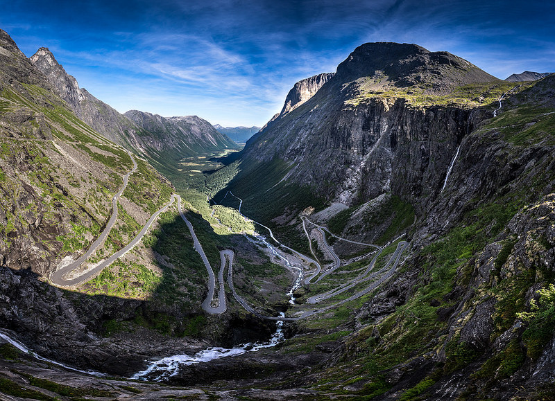 A rodovia de Trollstigen, na Noruega, já é um show vista de longe. Durante o trajeto de 106 quilômetros, o viajante passa por mirantes, cachoeiras e grandes paredões rochosos. Um espetáculo! - Foto: Giuseppe Milo (www.pixael.com) via Visualhunt.com / CC BY-NC - Foto: Giuseppe Milo (www.pixael.com) via Visualhunt.com / CC BY-NC/Garagem 360/ND