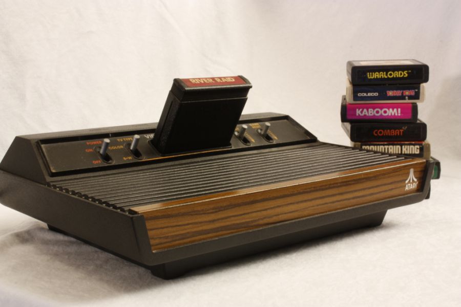 Relembre consoles clássicos, jogos consagrados e até títulos que viraram sucessos de bilheteria: Lançado em 1977, o Atari 2600 consagrou clássicos como Pac-Man, Space Invaders e Pitfall. - Crédito: Great Beyond via Visual hunt / CC BY-NC-SA/33Giga/ND