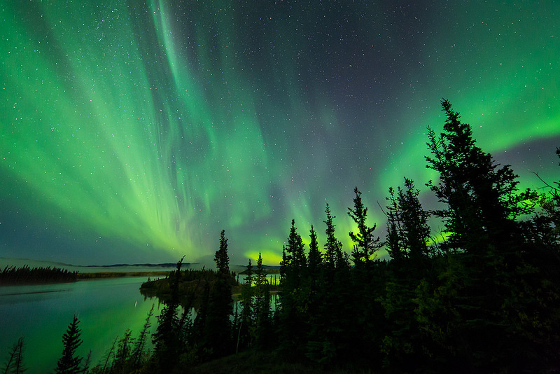 Quase na fronteira com o Alasca, o território de Yukon, no Canadá, é perfeito para admirar as luzes dançantes. O fenômeno natural também dá as caras em cidades como Yellow Knife, Edmonton e no território de Nunavut - kdee64 via Visualhunt.com / CC BY-NC - kdee64 via Visualhunt.com / CC BY-NC /Rota de Férias/ND