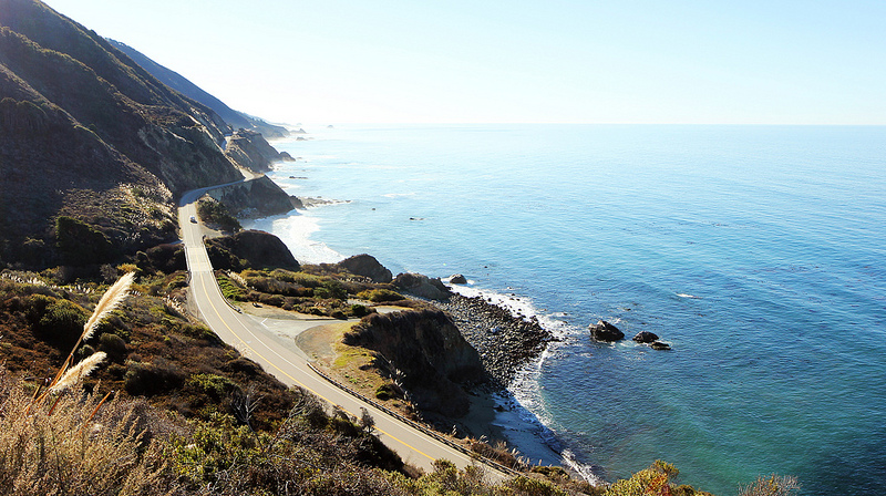 As estradas mais legais do mundo - A Pacific Coast Highway, também conhecida como Highway 1, é uma boa pedida para quem quer conhecer a Califórnia, nos EUA, em alto estilo. O percurso inclui o famoso trecho da Big Sur, que passa pela Bixby Creek Bridge e leva o motorista a cidades como Santa Monica, Los Angeles e San Diego - Foto: jirfy via Visual Hunt / CC BY-NC-SA - Foto: jirfy via Visual Hunt / CC BY-NC-SA/Garagem 360/ND