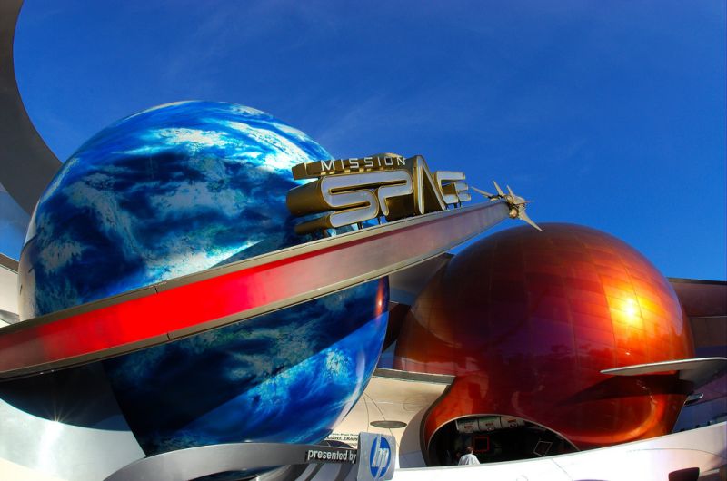 Na atração Mission: Space, a galera embarca em uma missão pelo espaço. É possível optar por duas filas: verde ou laranja. A primeira é ideal para crianças e pessoas que enjoam fácil. Na segunda, o bicho pega. Prepare-se para sentir a sensação de sair da atmosfera e ainda "controlar" uma nave que adora chacoalhar - Divulgação - Divulgação/Rota de Férias/ND