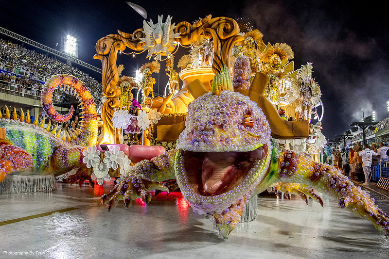 Os desfiles de Escolas de Samba é outra atração durante o Carnaval. O Rio de Janeiro marca presença no evento, que é realizado no Sambódromo da Marquês de Sapucaí. Em 2018, as escolas do grupo especial desfilam entre 11 e 12 de fevereiro - TerryGeorge. on VisualHunt / CC BY-NC-SA - TerryGeorge. on VisualHunt / CC BY-NC-SA/Rota de Férias/ND