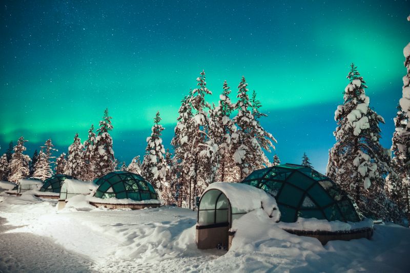 As luzes do norte encantam quem passa pela Finlândia. A foto foi tirada no hotel Kakslauttanen Igloo East Village, no vilarejo de Saariselkä - Kakslauttanen Arctic Resort/Valtteri Hirvonen - Kakslauttanen Arctic Resort/Valtteri Hirvonen/Rota de Férias/ND