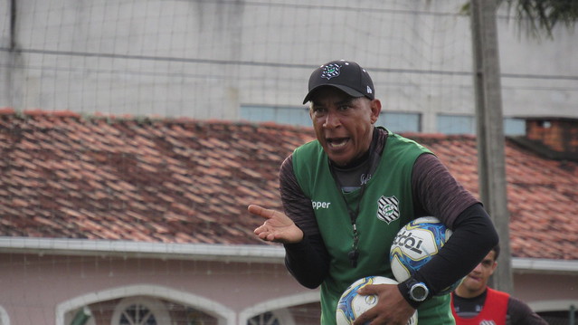 Hemerson maria aguarda pelo departamento jurídico do figueirense para contar com reforços