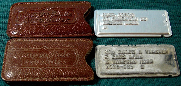 Charge Cards (1920): Na América dos anos 1920, o número crescente de automóveis propiciava aos seus proprietários viagens cada vez mais frequentes. Não raro, estes viajantes precisavam fazer pagamentos longe dos seus domicílios bancários. Ao perceber a oportunidade, algumas lojas de departamento e redes de hotéis criaram o Charge Cards e o Charge Plates, uma espécie de avôs dos atuais cartões de débito. Ao apresentar uma pequena placa de metal que trazia o nome do estabelecimento e a identificação do cliente, era possível efetuar um pagamento no local sem a utilização de dinheiro. - Crédito: Reprodução Internet/33Giga/ND