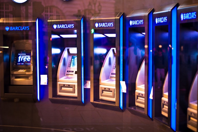 Caixa Eletrônico (1967): O primeiro ATM entrou em operação em uma agência do Barclays Bank, em Londres, na Inglaterra. Estava inaugurada a era dos pagamentos eletrônicos. - Crédito: garryknight via Visual Hunt / CC BY/33Giga/ND