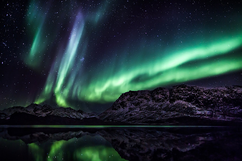 As luzes verdes, azuis e vermelhas também dançam no céu da gelada Groelândia, que pertence à Dinamarca - Greenland Travel via VisualHunt.com / CC BY - Greenland Travel via VisualHunt.com / CC BY/Rota de Férias/ND