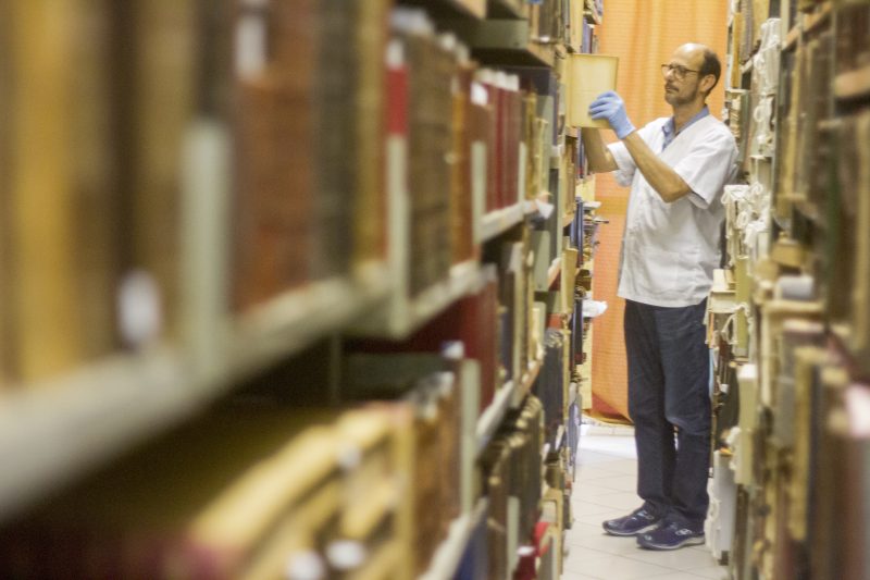 O bibliotecário Alzemi Machado, funcionário do Estado há 33 anos, zela pela história da própria instituição – Flavio Tin/ND