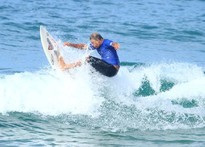 Carlos Gama na bateria dos fundadores da ASJ. Foto: Bas&iacute;lio Ruy/ND