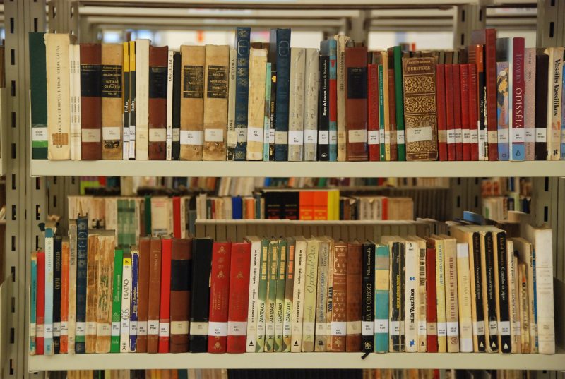 livros em uma estante. Acervo disponível nas bibliotecas de Florianópolis poderão ser emprestados para a comunidade