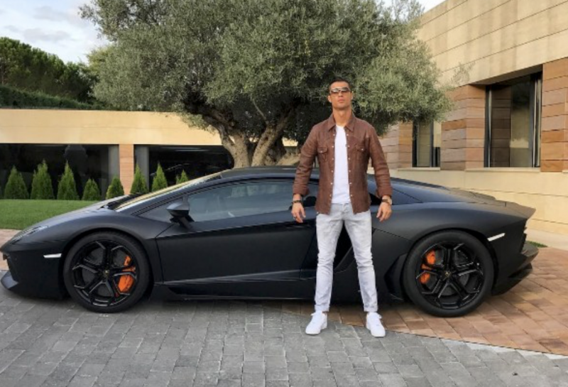 E essa marra de Cristiano Ronaldo ao lado do seu carro- Foto: Instagram