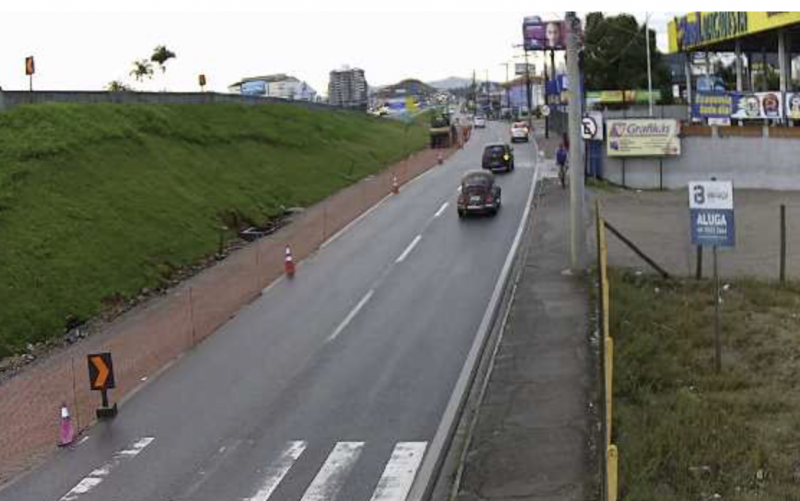 Marginal da BR-101 em SC, onde motociclista foi atingido por uma carreta com placas de São Paulo