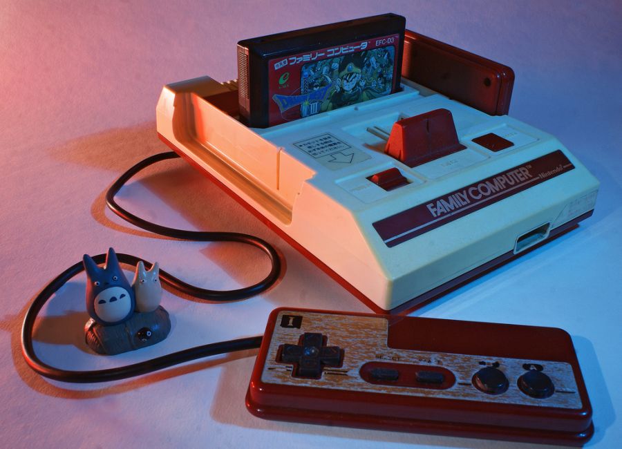 Um dos consoles mais clássicos, o Nintendo Entretainment System (NES), ou Nintendinho no Brasil, foi lançado no mercado japonês em 1983, com o nome de Famicom. - Crédito: mouseshadows via VisualHunt / CC BY-NC/33Giga/ND