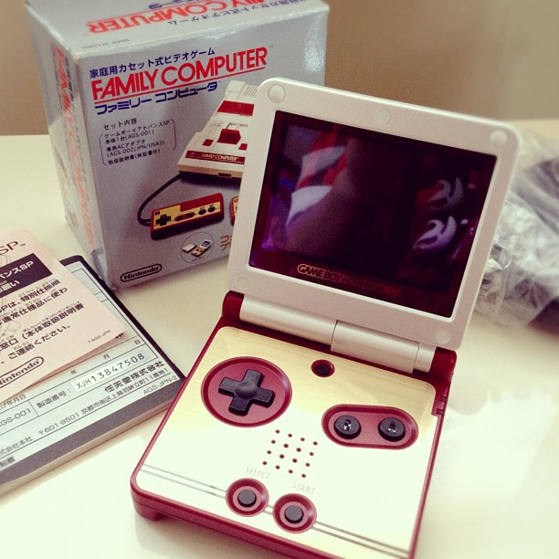 Dois anos mais tarde, em 2003, o Game Boy Advance SP foi lançado, com design diferenciado e tela com iluminação, que permitia que o portátil fosse utilizado até em ambientes escuros. - Crédito: uberLAB via Visualhunt.com / CC BY-NC-ND/33Giga/ND