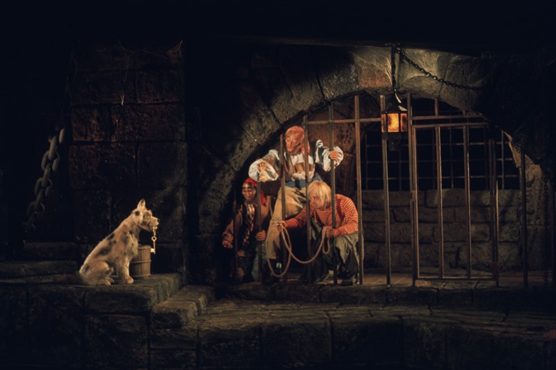 A atração Pirates of the Caribbean começou a fazer sucesso no parque da Disney na Califórnia, nos EUA, e foi levada ao Magic Kingdom em 1973. Durante o trajeto, a galera navega pelo mar e participa de uma série de aventuras envolvendo piratas. Quem senta nas pontas do barco pode acabar saindo um pouco molhado. Vale a pena destacar que as aventuras do brinquedo inspiraram a criação da famosa franquia de filmes "Piratas do Caribe" - Divulgação - Divulgação/Rota de Férias/ND