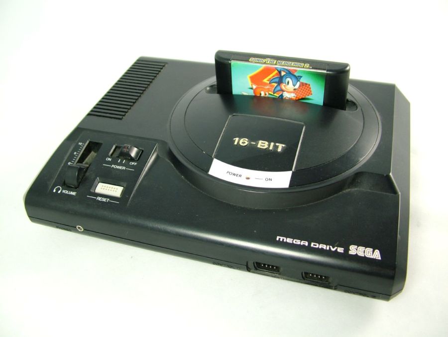 Sucessor do Master System, o Mega Drive estreou a era 16-bits na Sega, em 1988. Maior mascote da empresa, o Sonic surgiu durante essa era. - Crédito: unloveablesteve via Visualhunt / CC BY-NC-SA/33Giga/ND