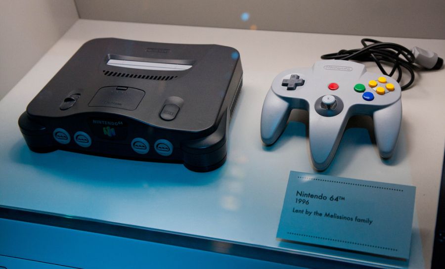 Em 1996 foi lançado o Nintendo 64, substituindo o SNES. Embora tenha perdido a liderança do mercado, marcou sua geração com grandes clássicos, como Zelda Ocarina of Time e 007 Goldeneye. - Crédito: alanosaur via Visualhunt / CC BY-NC-SA/33Giga/ND