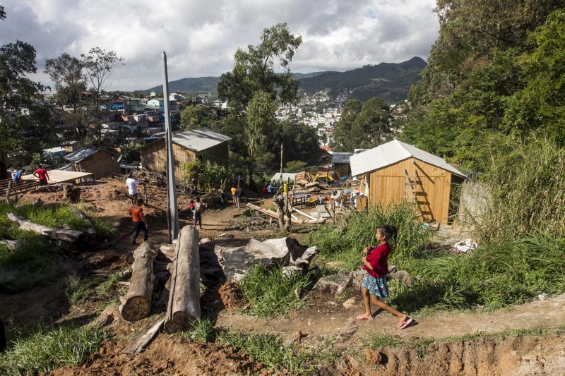 Caieira do Saco dos Lim&otilde;es &eacute; um dos locais mais fiscalizados, mas as invas&otilde;es continuam. Foto: Arquivo/Marco Santiago/ND